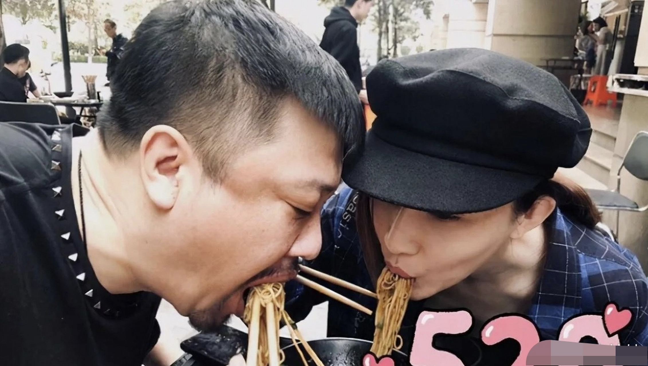 贾冰和老婆合照～小两岁的胡凡凡保养的太年轻漂亮,网友调侃贾冰"老牛