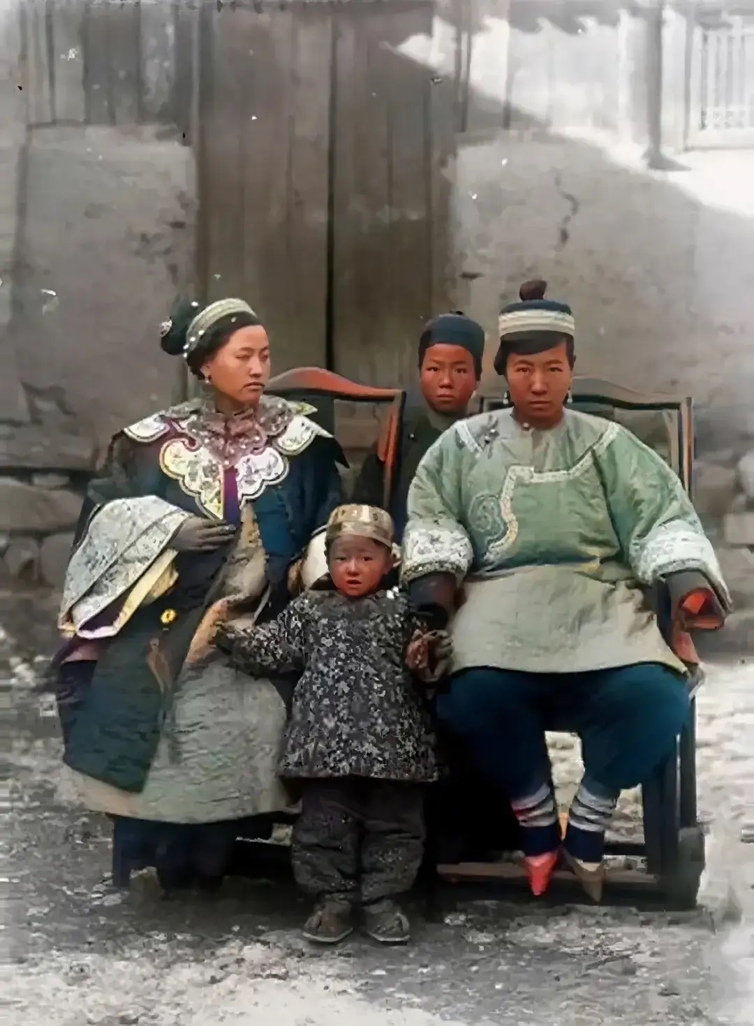 这是清朝末年一户有钱人家的原配夫人和小妾的罕见旧照