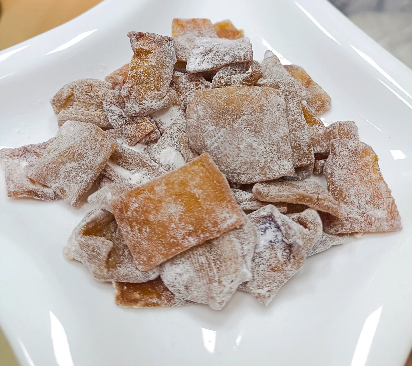 空气炸锅做的西瓜皮糖,太惊艳了|||西瓜刮内外皮,切块,放入锅中放糖少