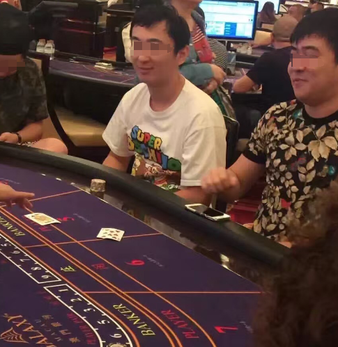 故事:澳门叠码仔逆袭人生,从小混混到黑老大,用大哥女人来抵债