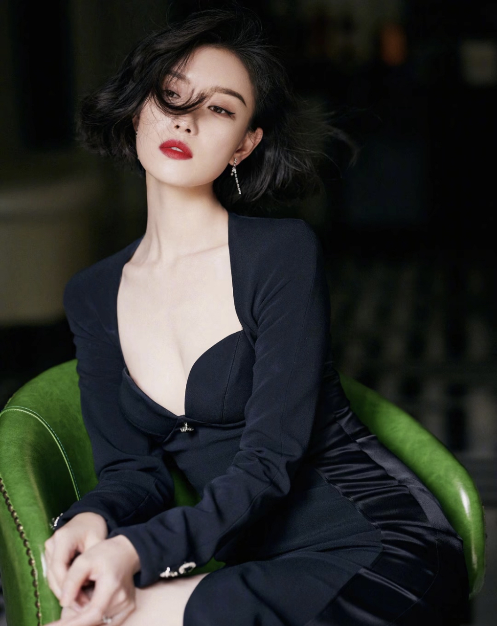 倪妮微醺感芭莎封面大片来袭.