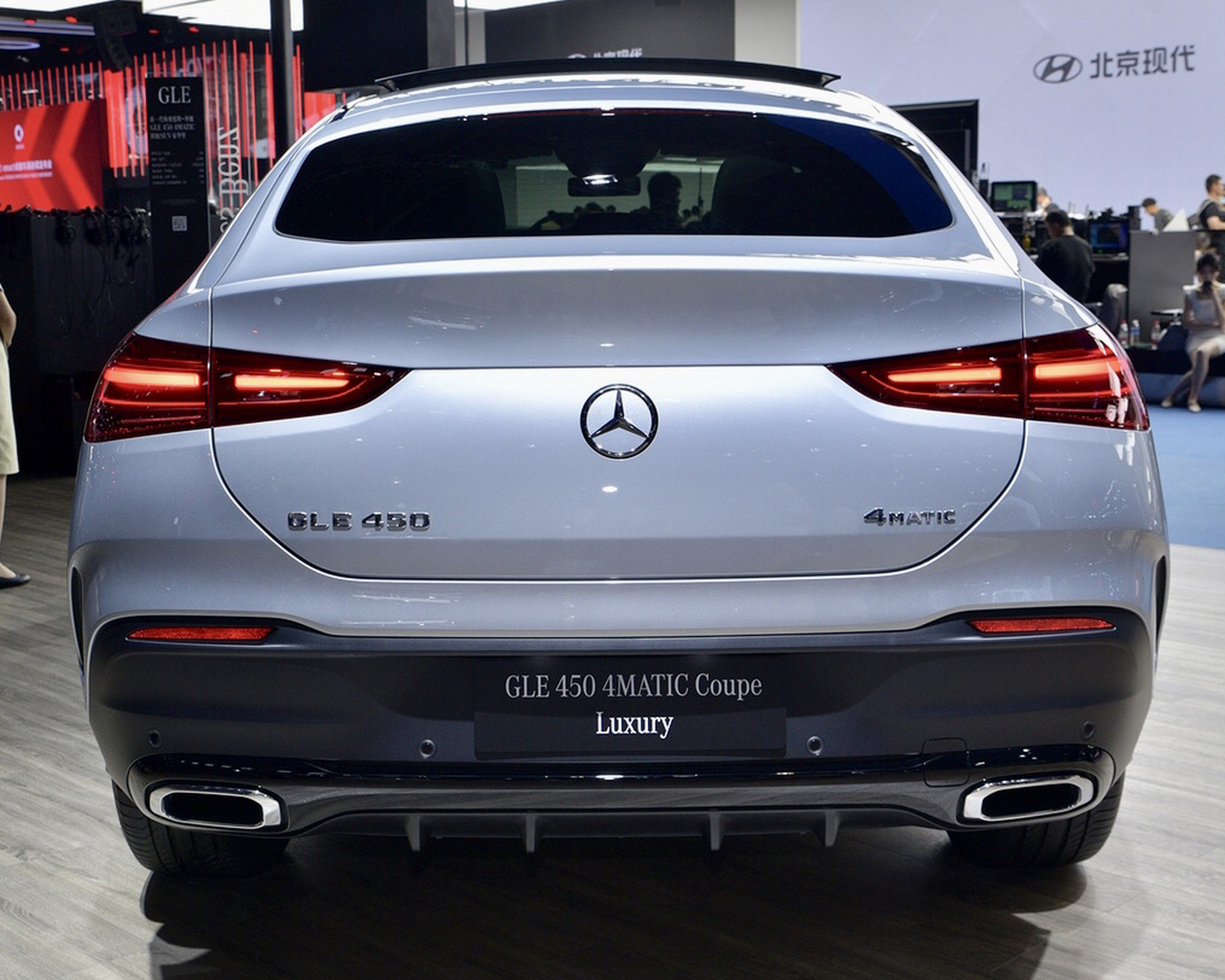 奔驰glc300轿跑车型的后尾大灯怎么感觉比奔驰gle450的还好看,大气呢?