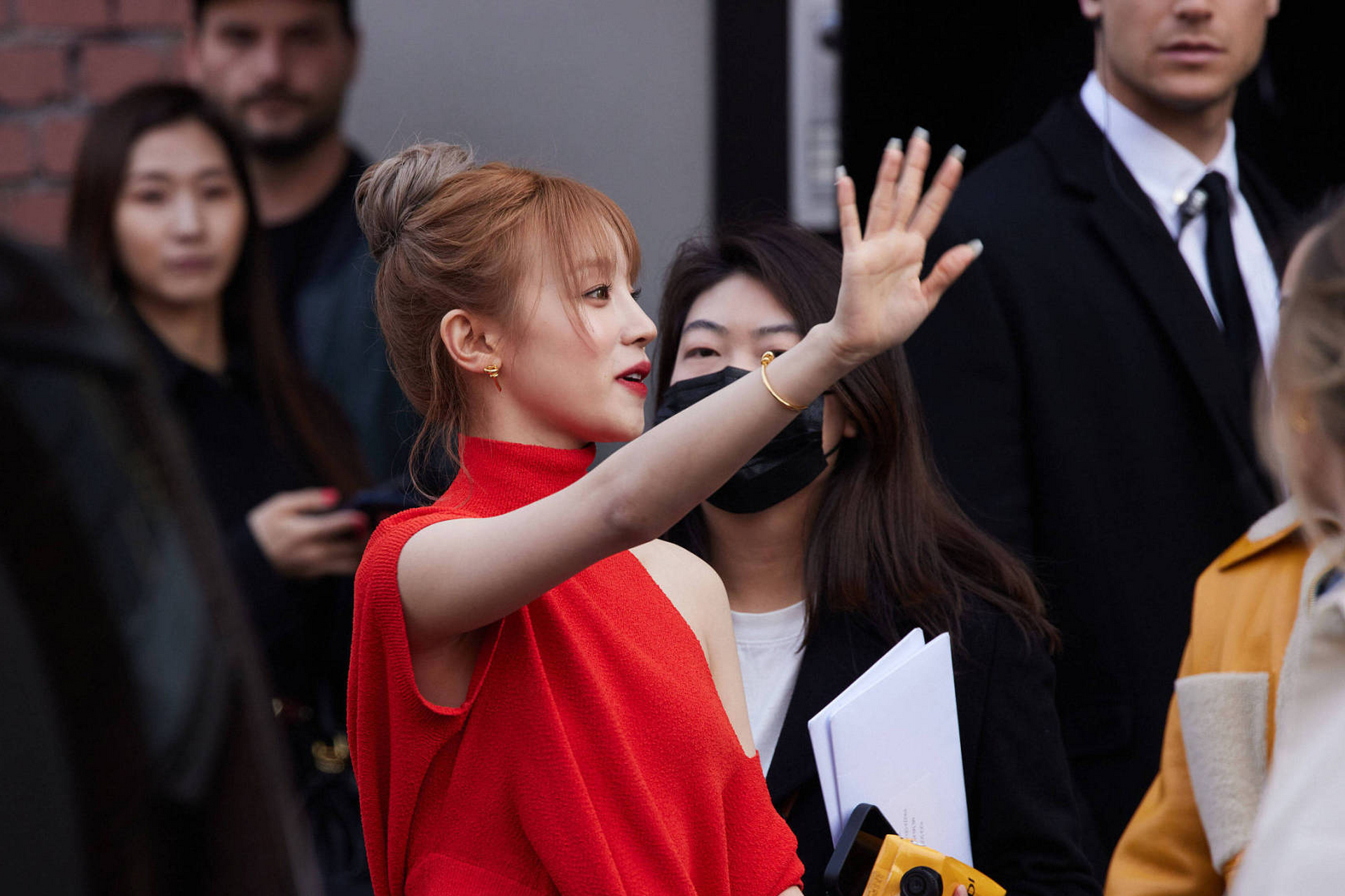 宋雨琦红裙亮相,秒变全场焦点!