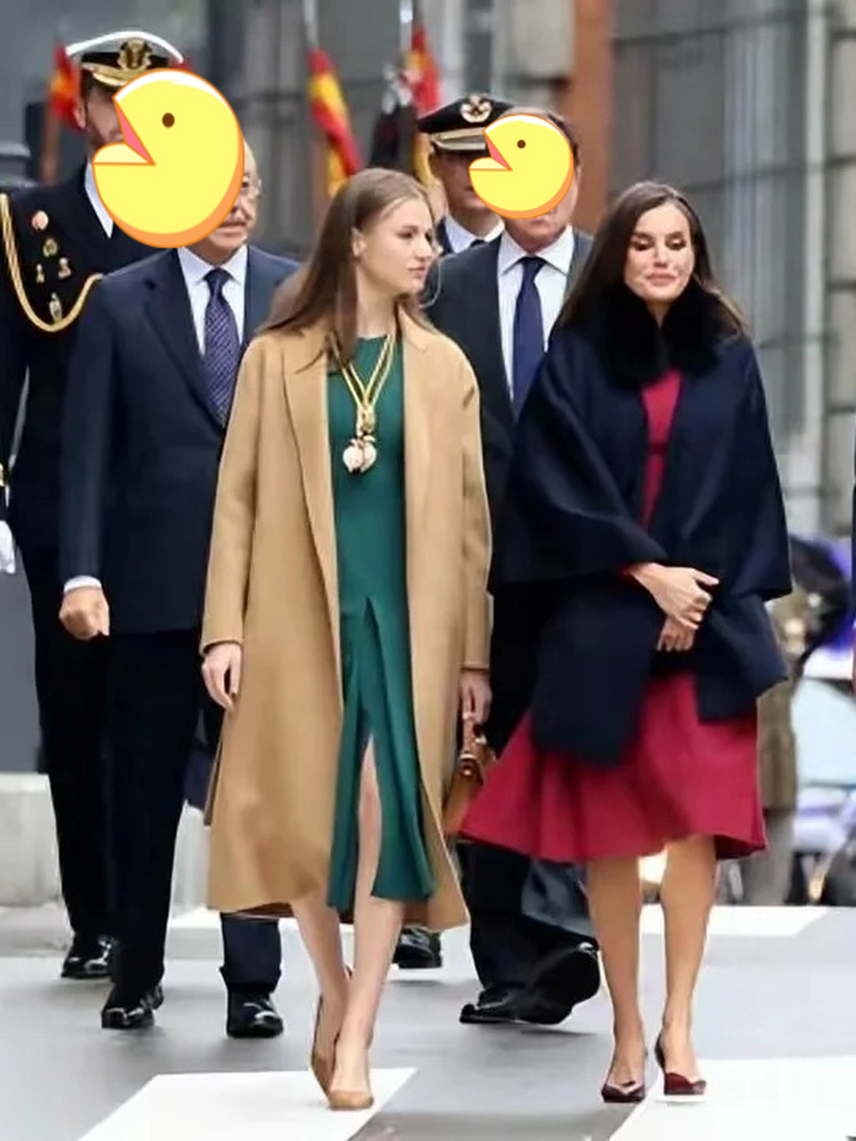 西班牙大公主莱昂诺尔身穿复古绿外搭驼色大衣,我超喜欢这两种颜色