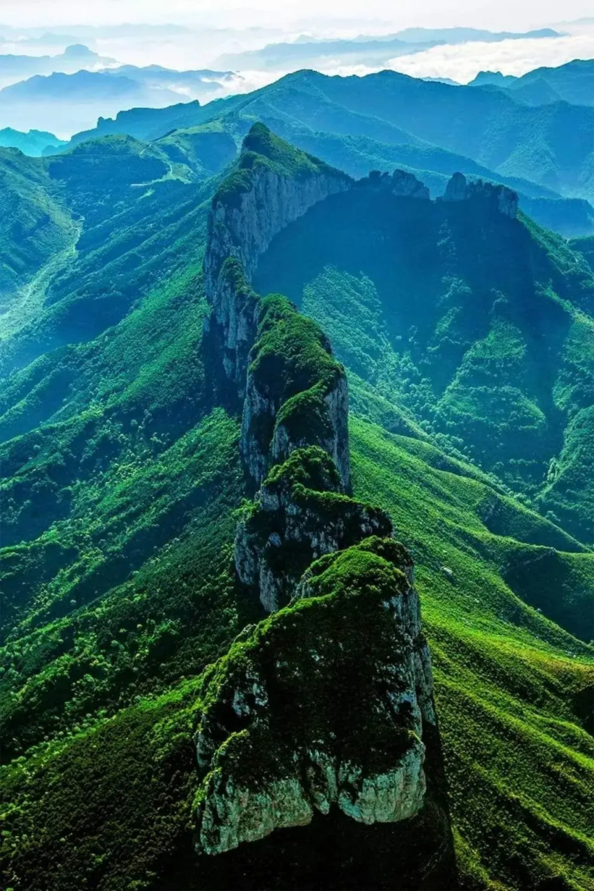 太行山位于中国河南省南部,是中国著名的山脉之一.