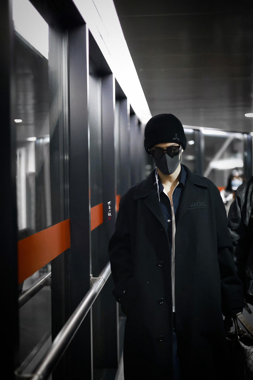 肖战这组图封神了,超级有气质,走路带风,有一种松弛自在感,魅力十足!