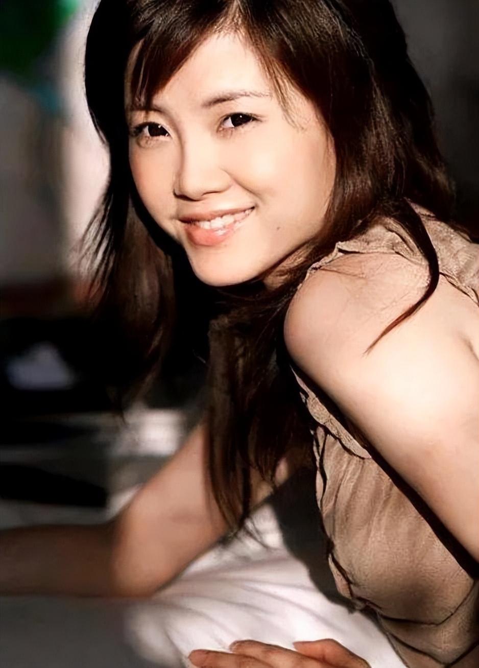 张国立御用女歌手戴娆,半辈子的曲折,后来遇见带给她幸福的丈夫