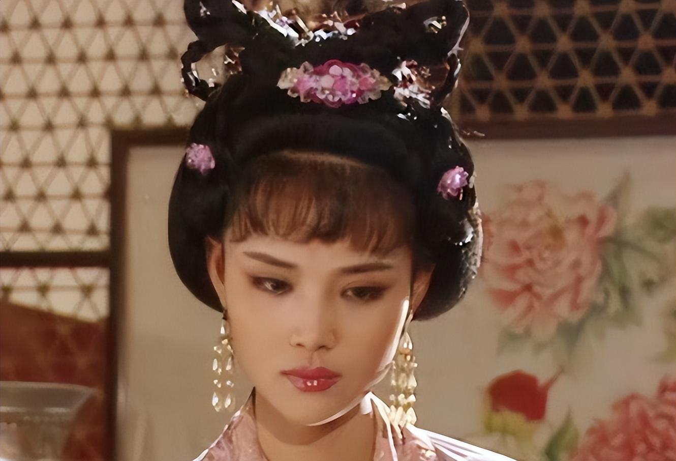 游走于不同男人之间