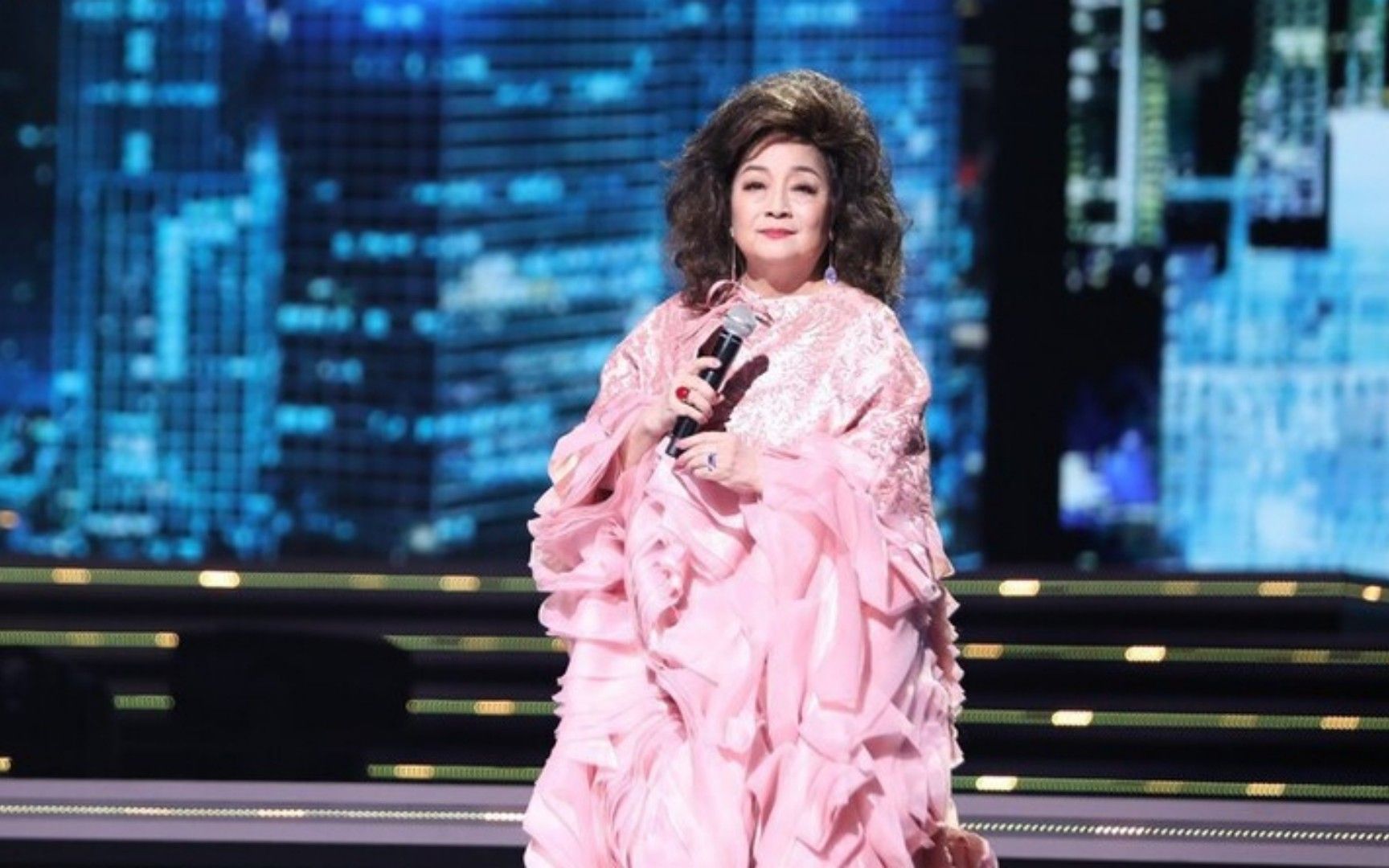 她宁愿离婚也不愿改变中国国籍,春晚为她破例,如今74岁仍单身