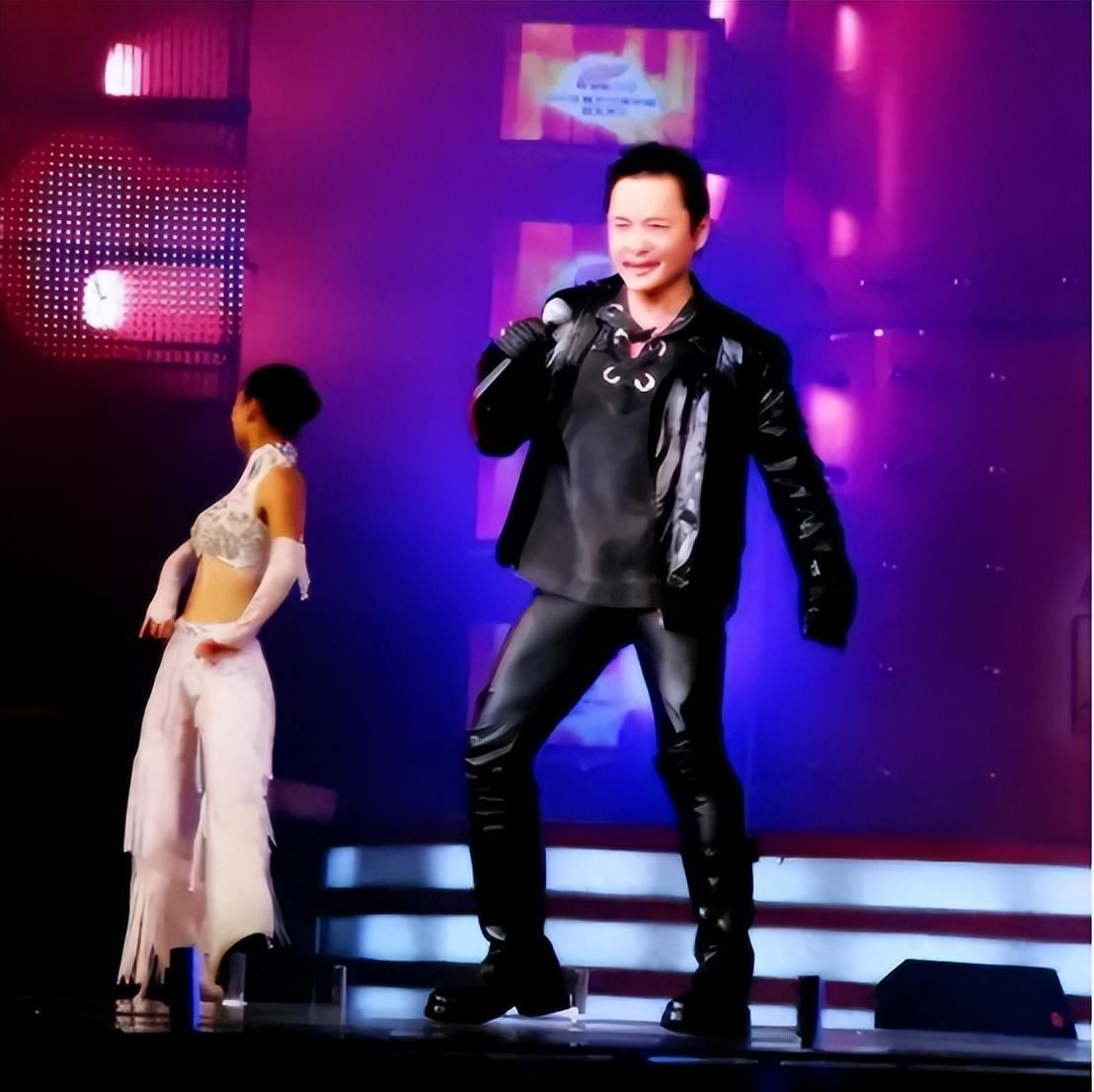 歌手周峰:深圳街头神秘失踪,至今下落不明,一家人都没找到