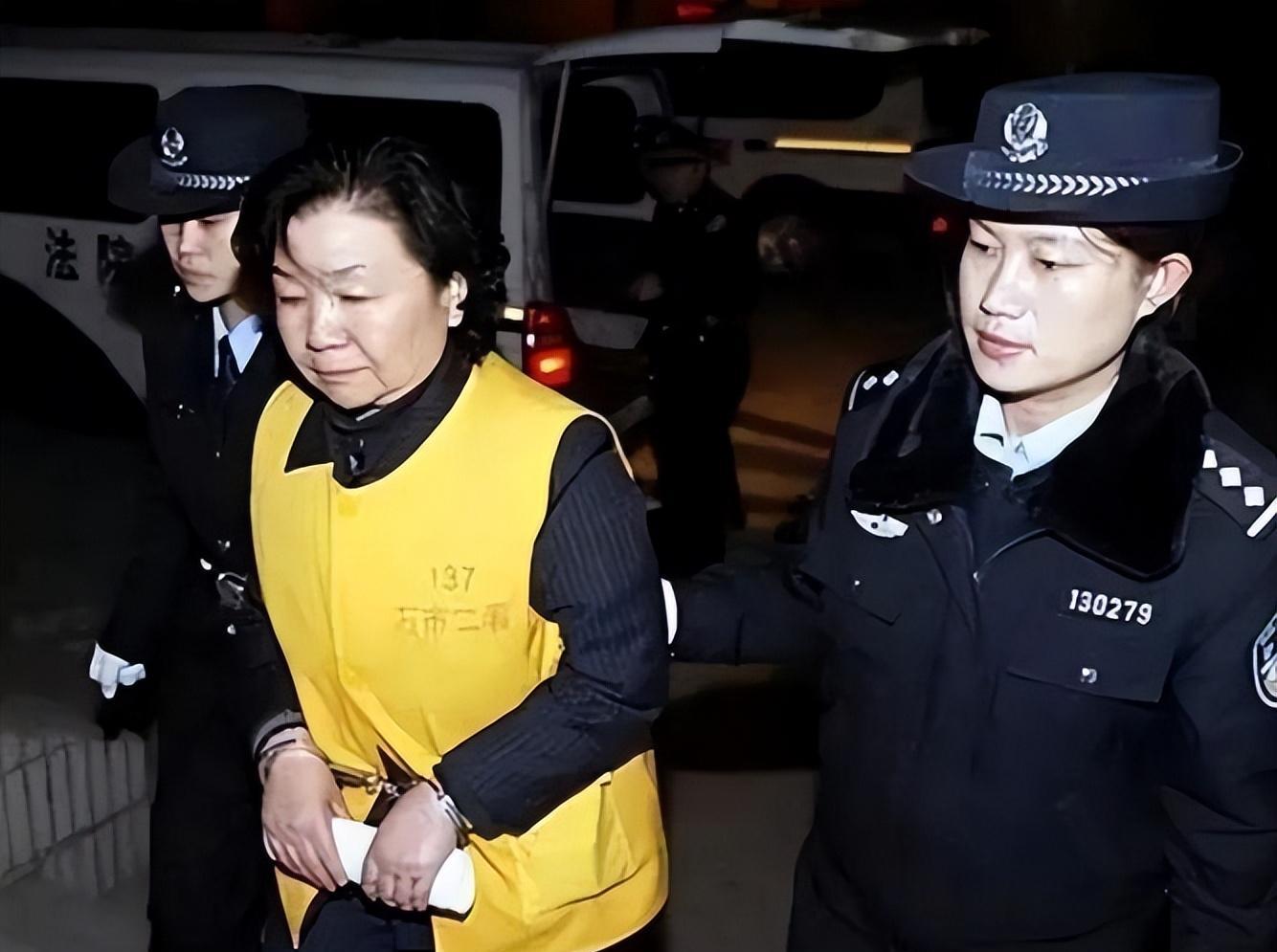 2009年1月,任职三鹿奶粉董事长的田文华正式被逮捕,其罪名是"生产