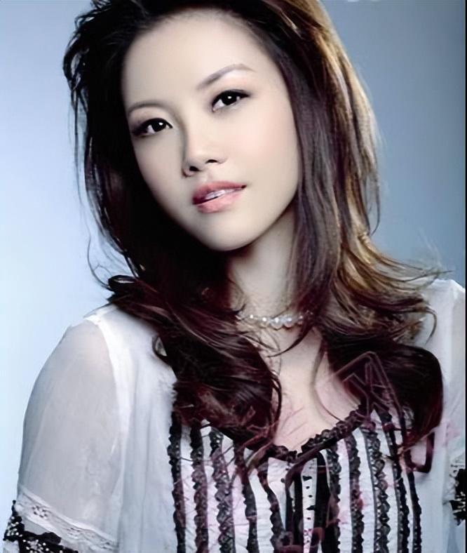 张国立御用女歌手戴娆,半辈子的曲折,后来遇见带给她幸福的丈夫