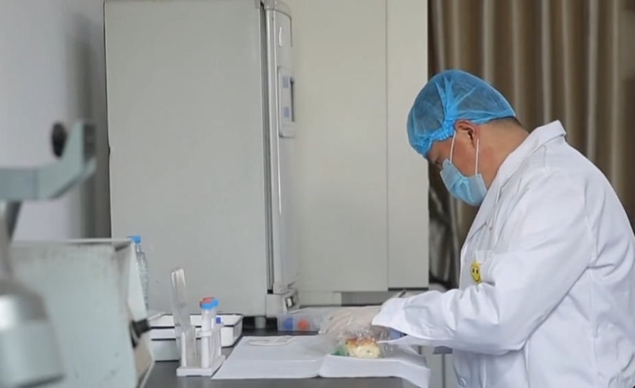 小男孩名叫亮亮,这天他刚刚吃完晚饭,便和自己的舅妈一起出去抓蝎子了
