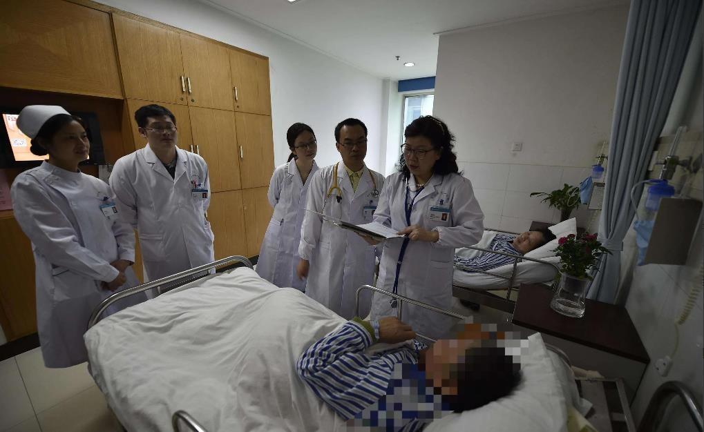 但是王慧芳并不是一个普通人,她的心要比其他母亲的心狠得多.