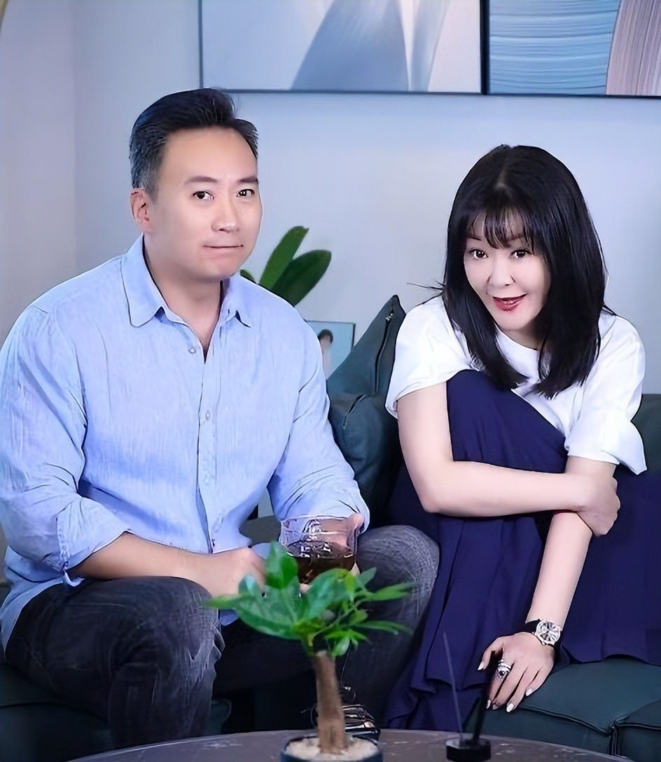 纪实王小骞嫁谭江海,丁克15年愁坏婆婆,41岁意外得子全家乐开怀