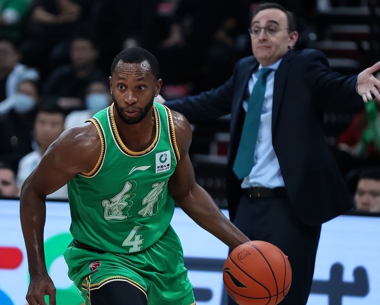 辽篮签约第三外援!冠军后卫加盟,杨鸣寻找弗格备选,志在三连冠