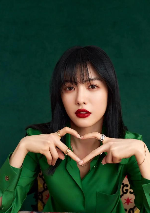 蔡文静的香港游记:黄色衬衫与牛仔裤的完美搭配,尽显都市风情