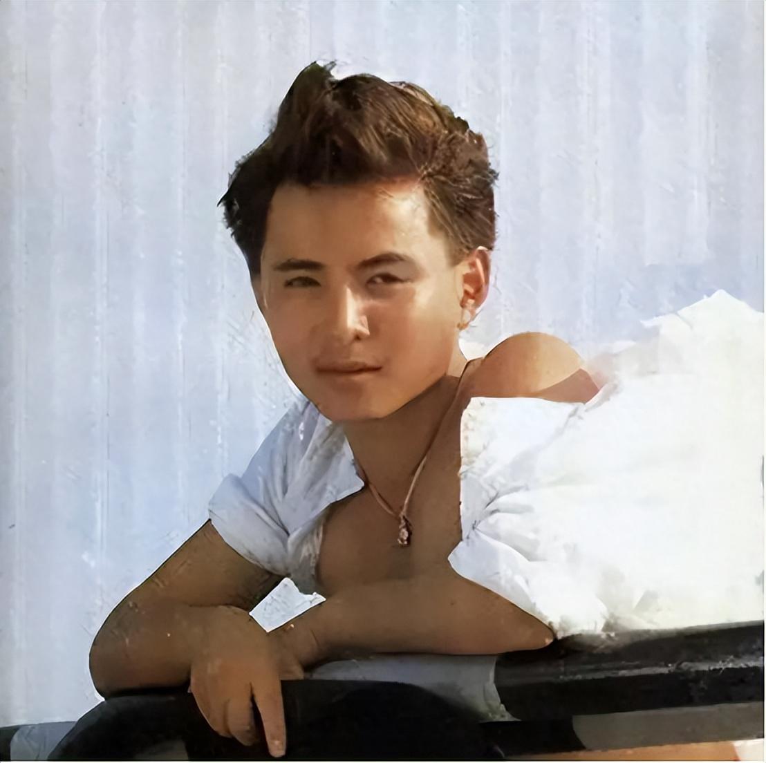 歌手周峰:深圳街头神秘失踪,至今下落不明,一家人都没找到