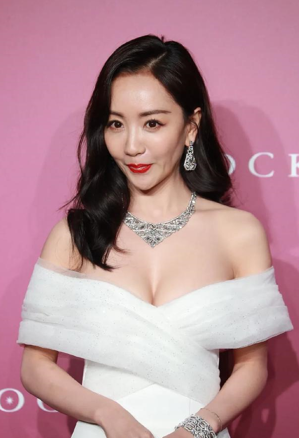 我去!41岁杨蓉穿抹胸裙险撑破,这老外眼睛往哪儿在看呢?