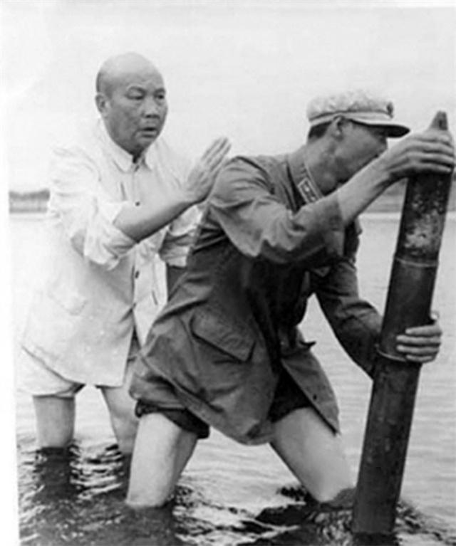 "不然去参军吧,最起码不会饿肚子.