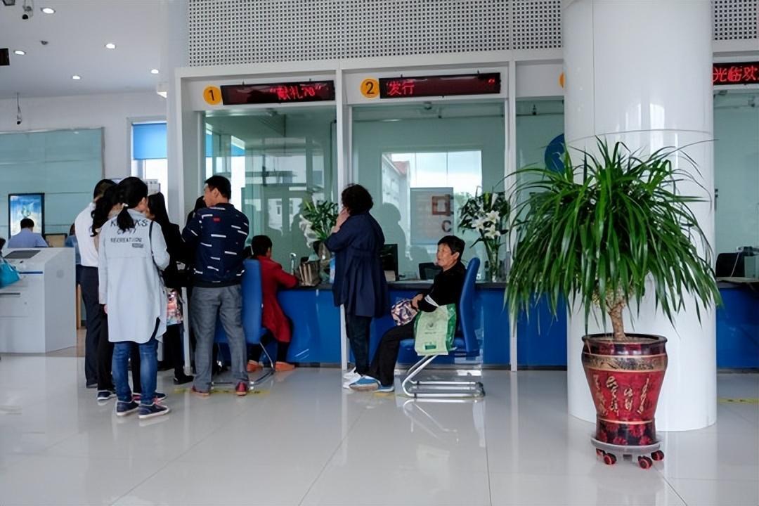 到了银行后,李强就像是普通办理业务的客户一样,拿号排队,不动声色地