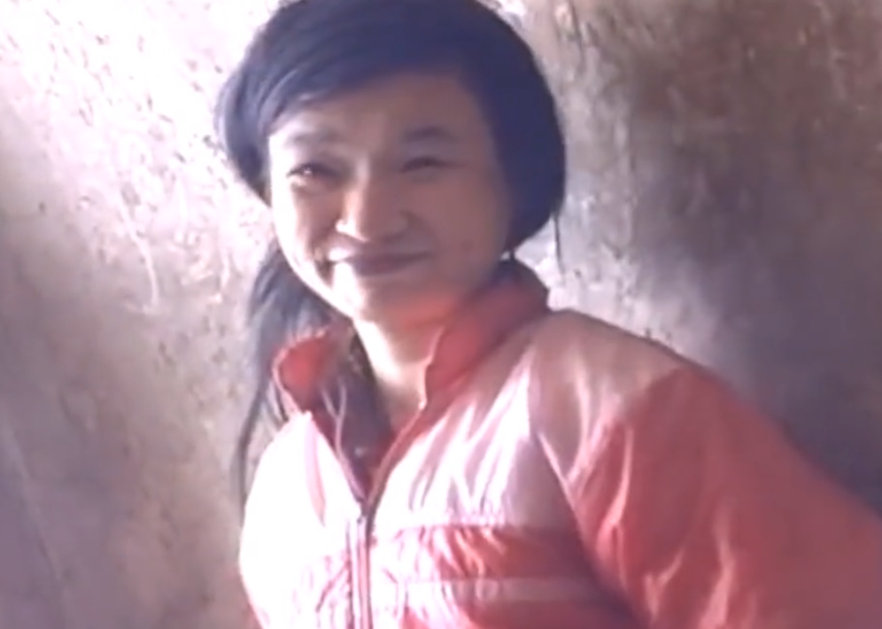 记者从村民口中了解到,这个女人名叫曹小青,她已经不能与人正常的交流