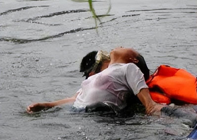 回顾小伙跳河救人体力耗尽留下遗言被救女子一把拉住了他