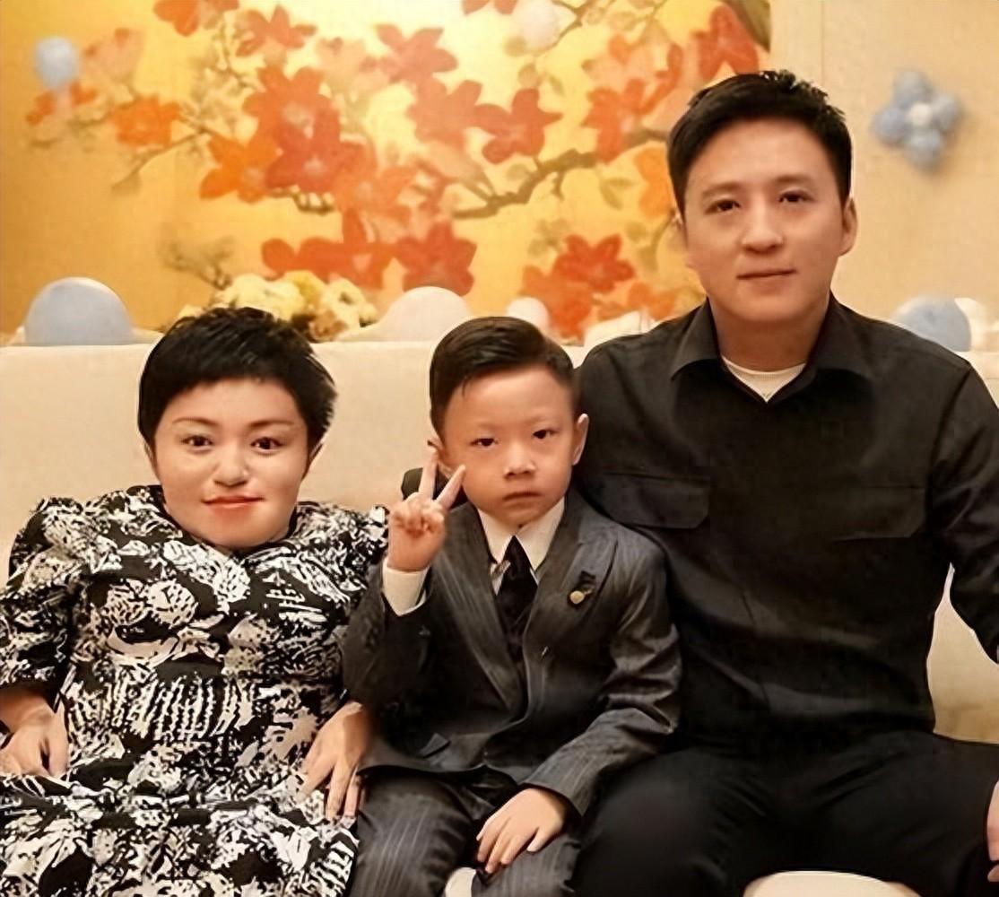李喜梅宣布和帅气男子再婚时,外界的祝福声寥寥无几,因为她的前夫曾经