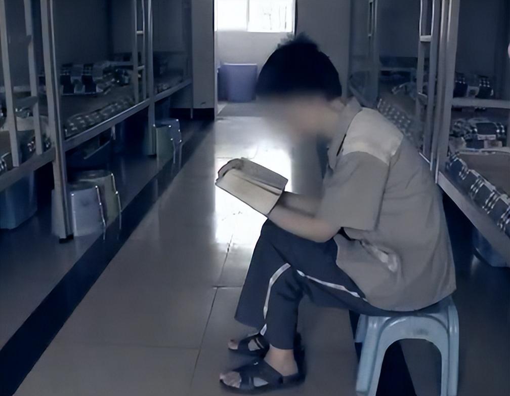 2008年夏,这天正在学校参加聚会的何磊接到妻子陈丹蕾的电话.