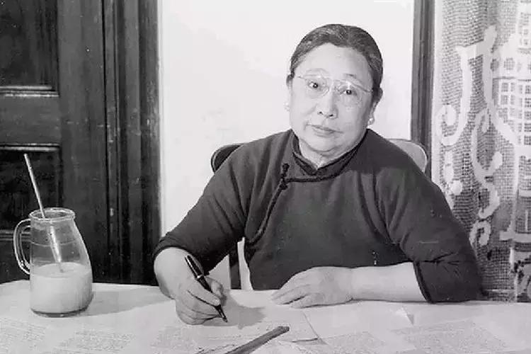 说起赵元任,他与杨步伟一样是个真正的奇才,1892年赵元任出生于天津一