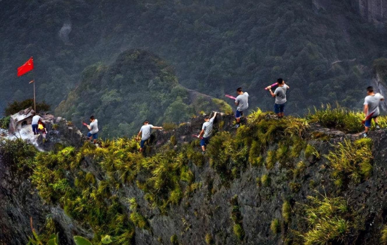 回顾峭壁飞人邹在宏代烧龙头香一次199元春节一天最多赚2万