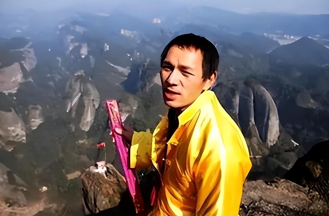 回顾峭壁飞人邹在宏代烧龙头香一次199元春节一天最多赚2万