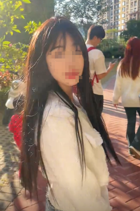 闹大了女子坚称被男子偷拍大叔打开微信那一刻肃然起敬