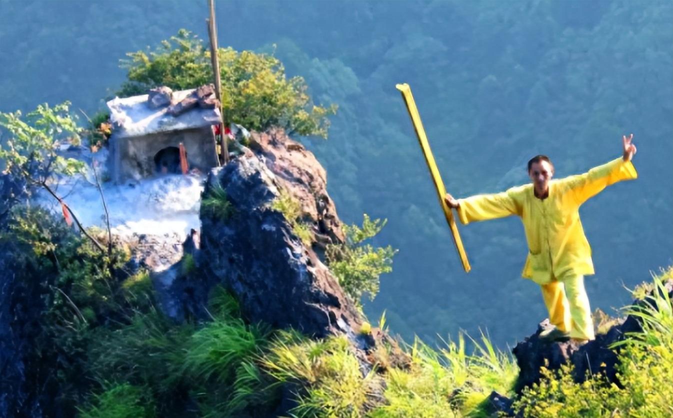 回顾峭壁飞人邹在宏代烧龙头香一次199元春节一天最多赚2万