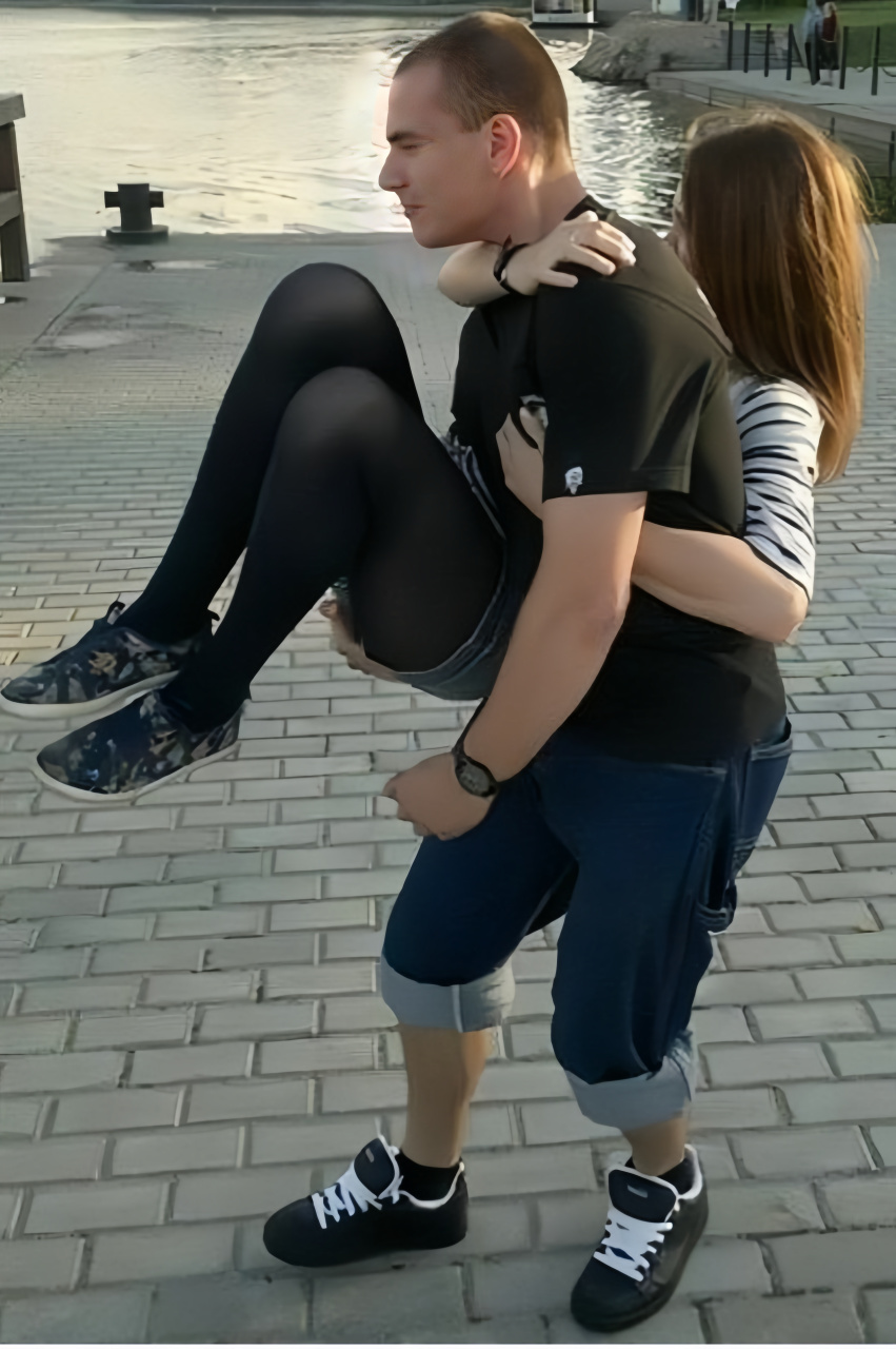 很奇怪,一开始看着是女抱男,但是看清了是男抱女后,怎么也看不出女抱