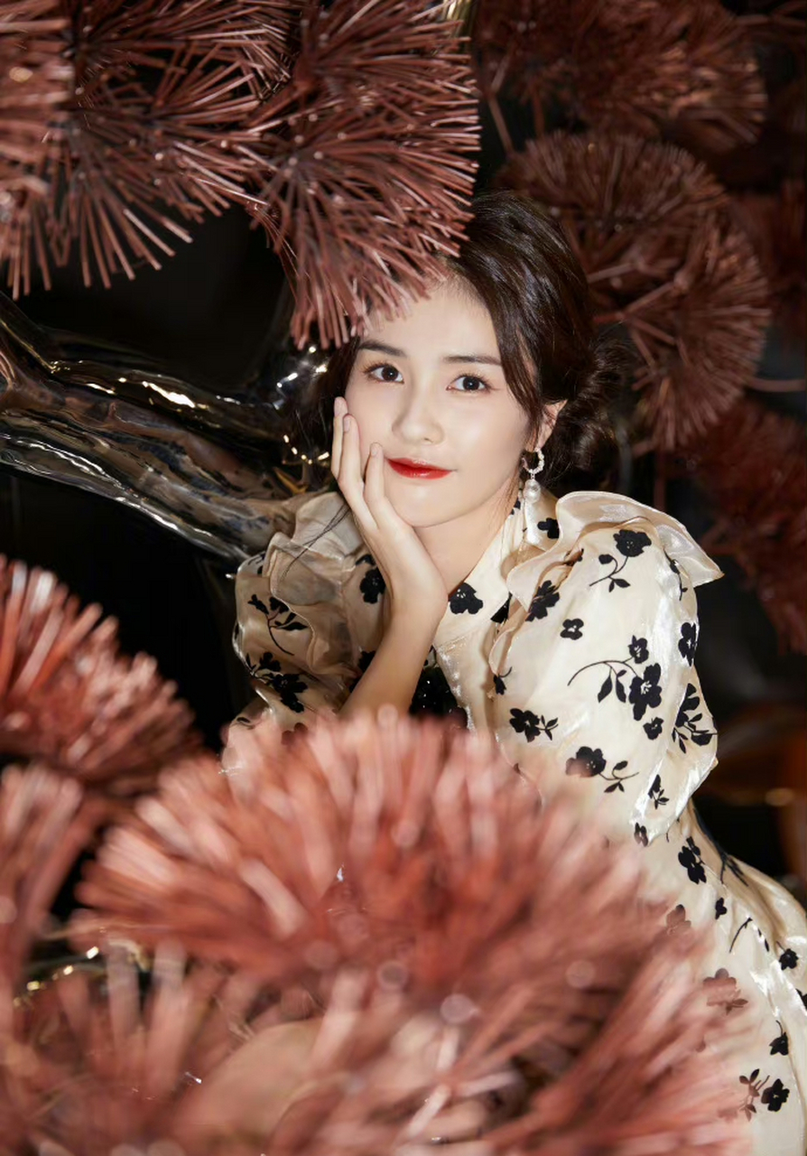 白鹿身穿白色印花素雅旗袍的穿搭,搭配双丸子头造型,俏皮可爱 67