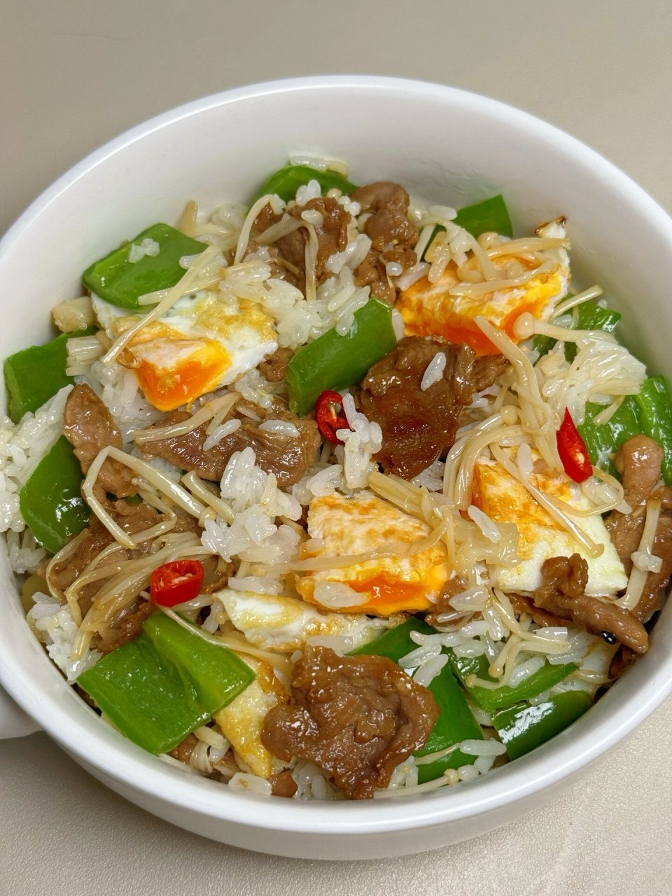 今天我要跟你们分享一道超级美味的金针菇青椒牛肉拌饭,真的是巨香巨