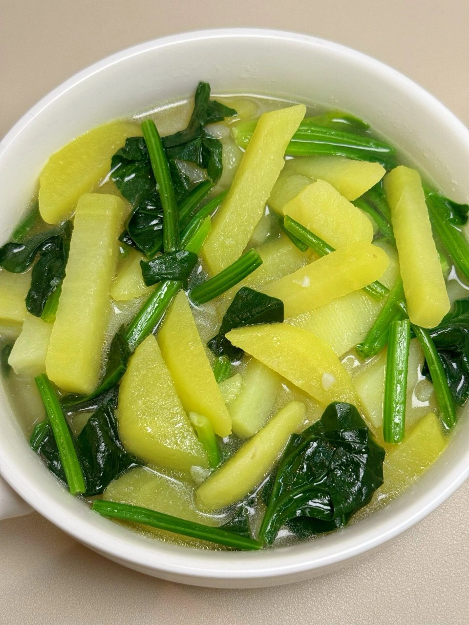 08亲爱的姐妹们,今天我要分享一款超级美味的菠菜土豆汤!