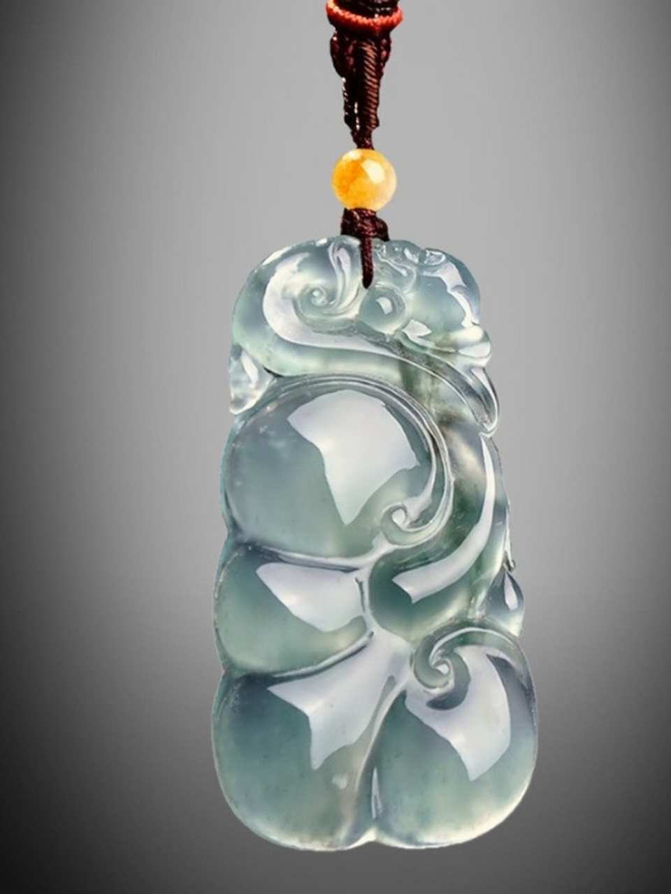 翡翠主要由硬玉矿物组成,这些矿物颗粒的形状和大小也会影响折射率的