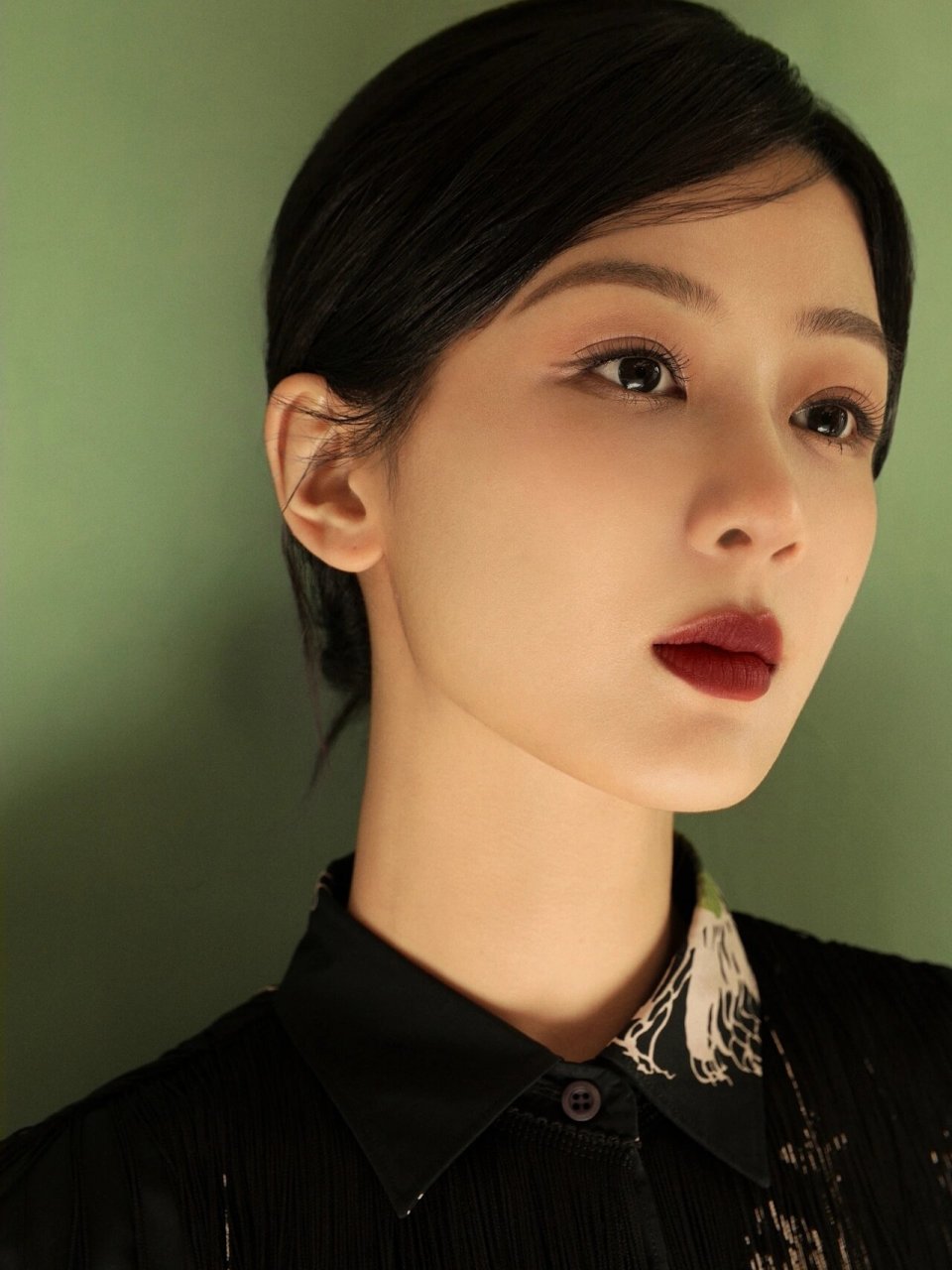 绝绝紫93杨紫复古红唇妆  这次她的复古红唇妆造真的非常美丽,让人