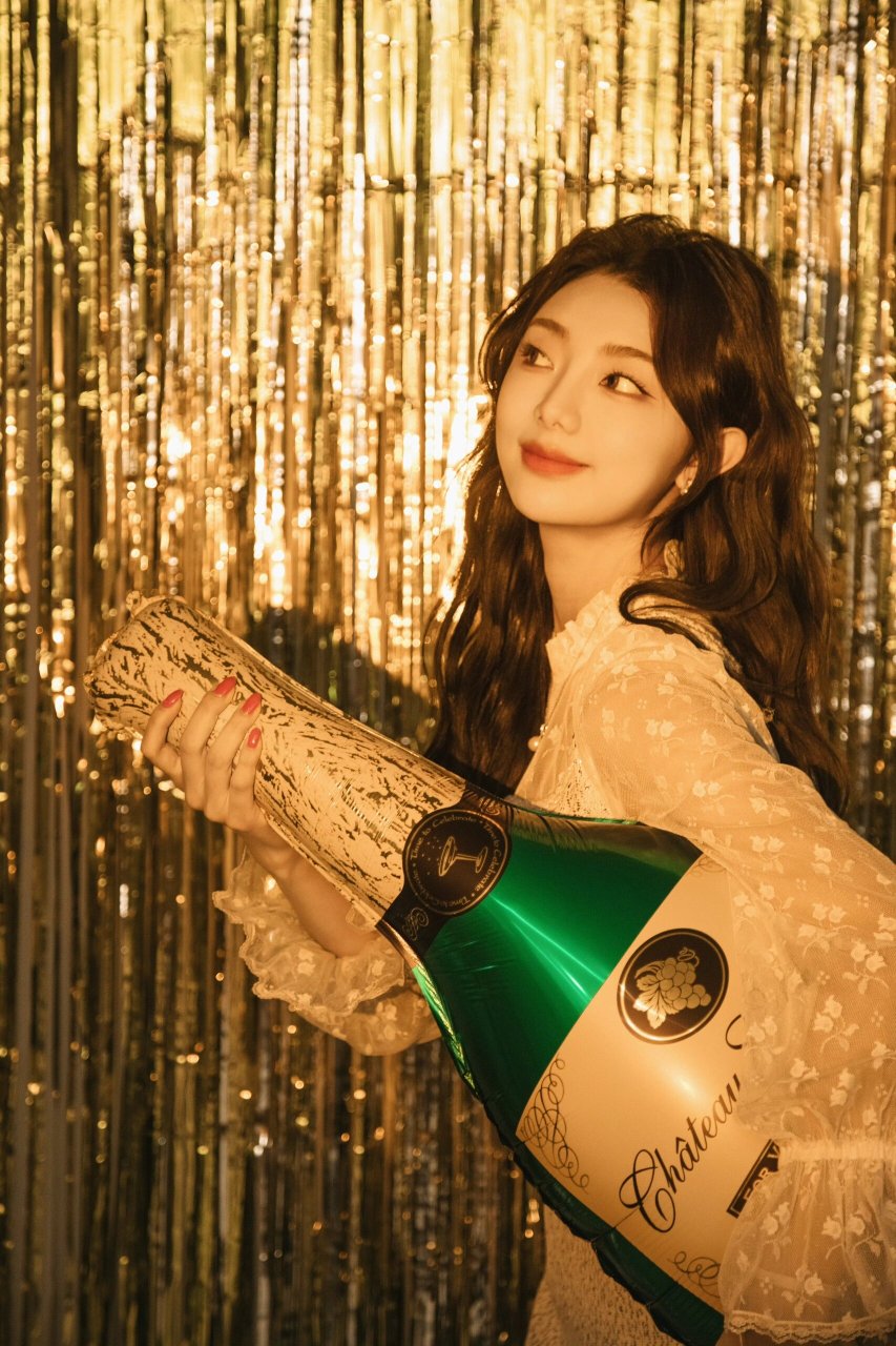 李紫婷24岁生日精致千金风造型  让人不禁感叹,出道早的好处就是感觉