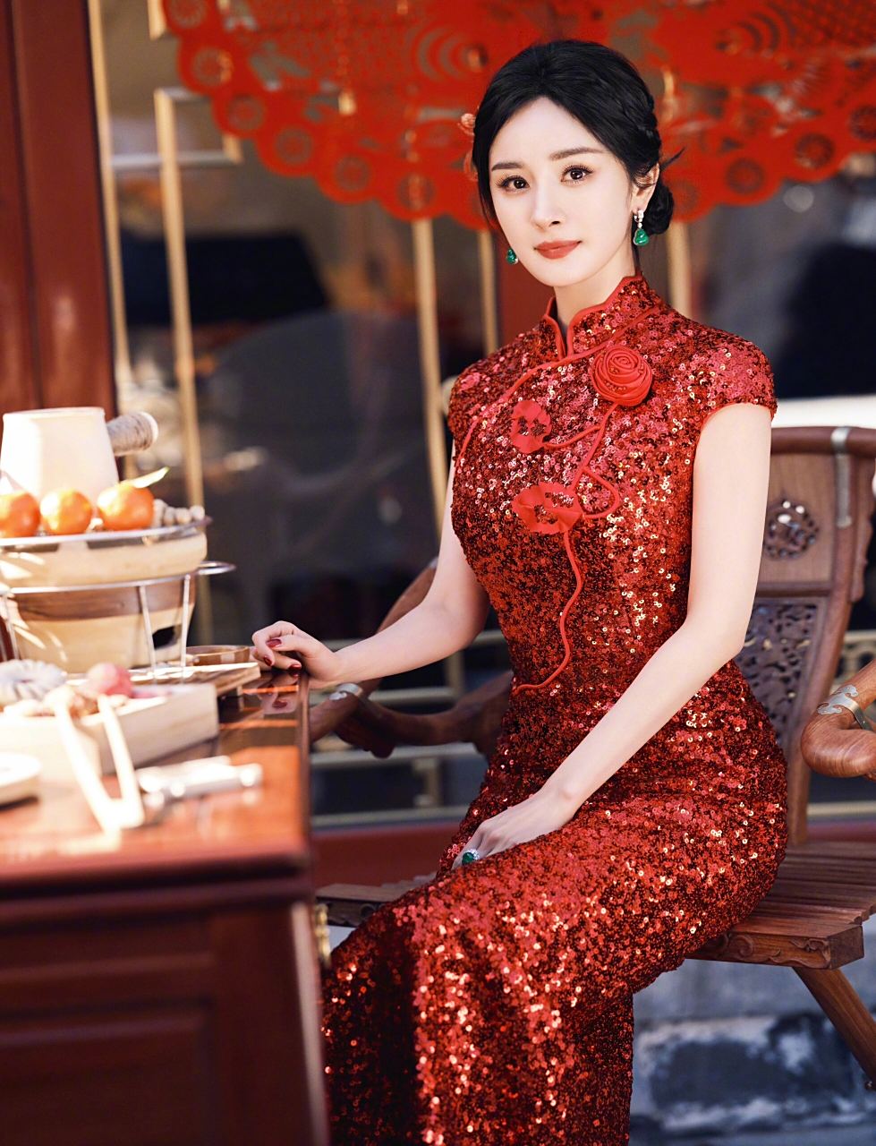 穿旗袍的幂姐真的美  第一次看到杨幂在春晚舞台上穿旗袍的造型,我真