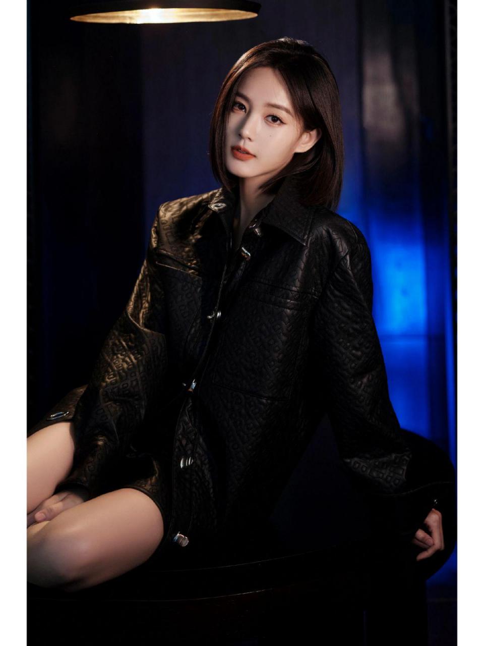 李一桐黑色皮衣造型惊艳,妩媚眼神尽显女性魅力  偶然间看到李一桐的