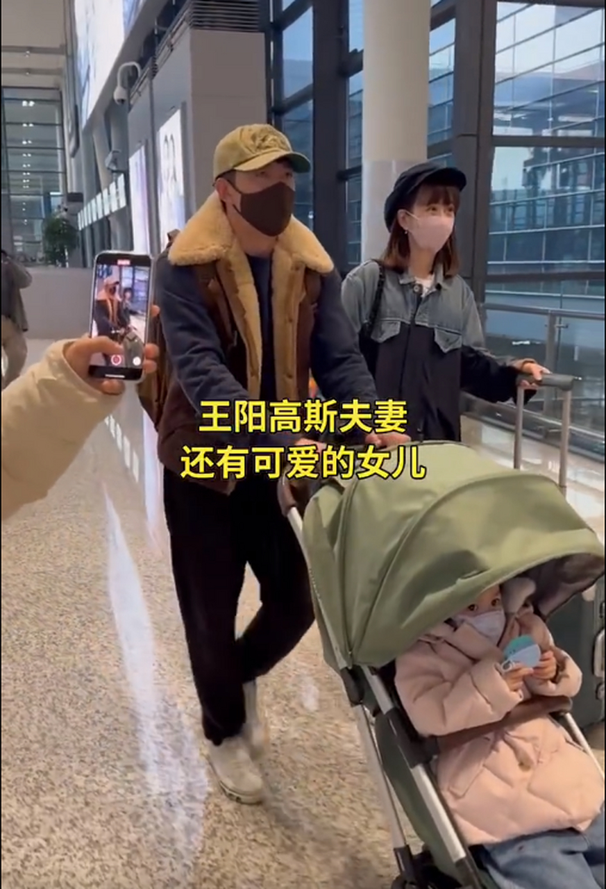 近日,王阳与妻子高斯的一组杂志大片在网络上引起了广泛关注.