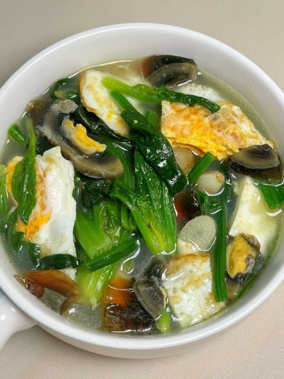 今天我要给你们分享一道巨巨好喝的菠菜鸡蛋汤!