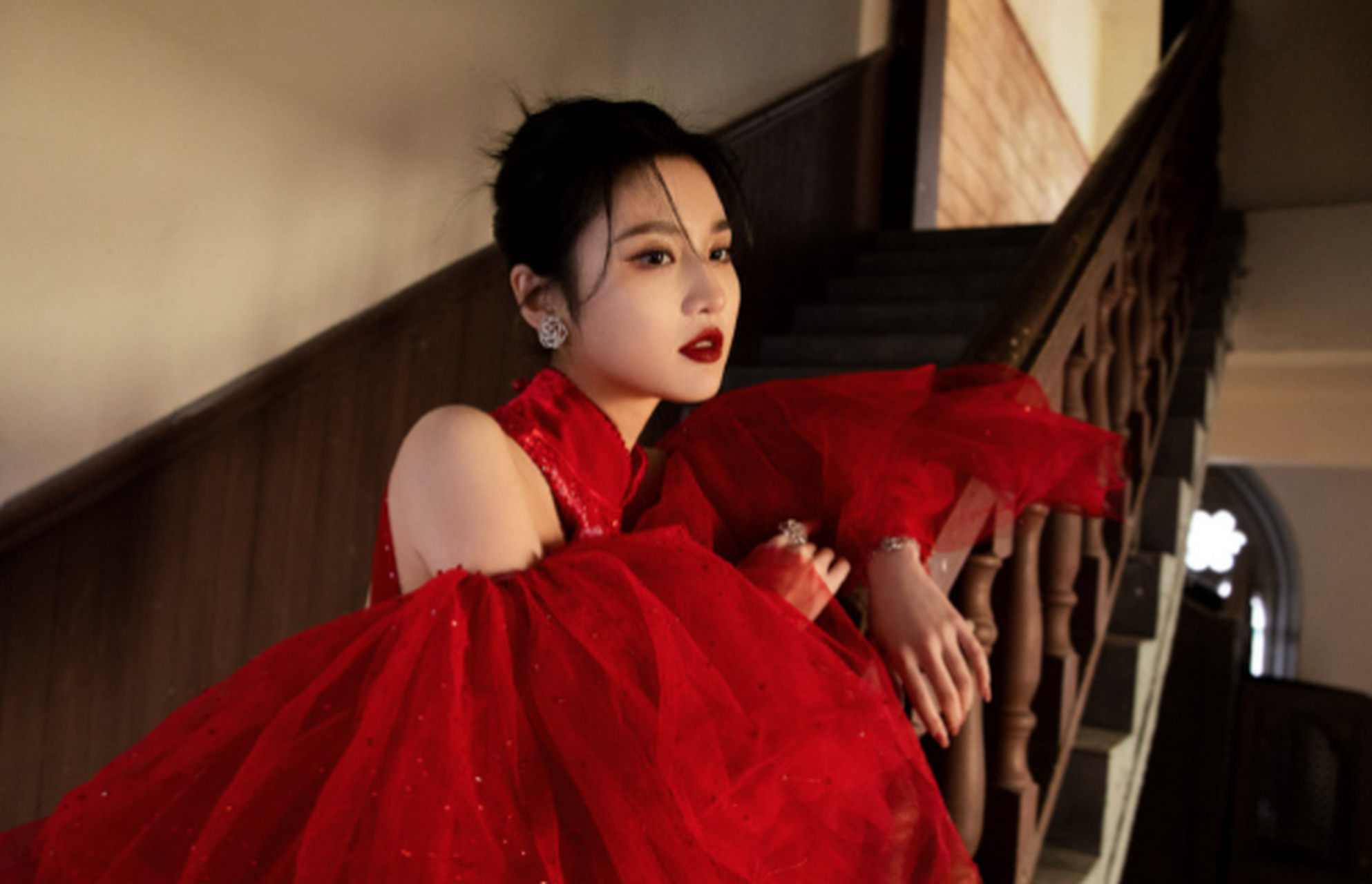 穿红色旗袍的张慧雯,好像无法完全展现旗袍的韵味.