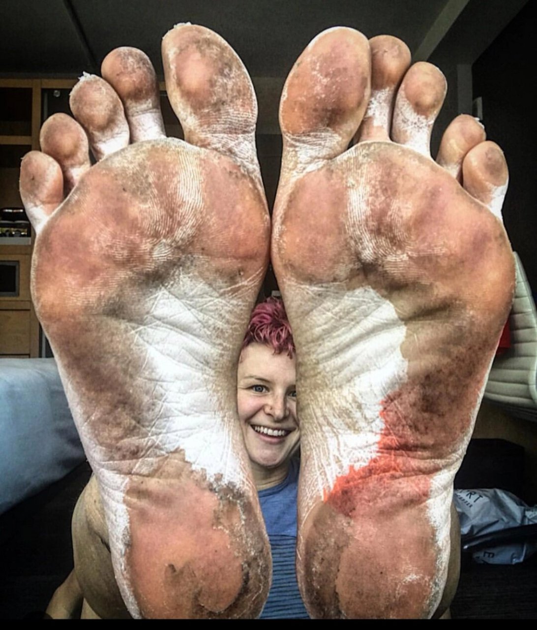 英女子光脚跑100次马拉松  英国《泰晤士报》于2019