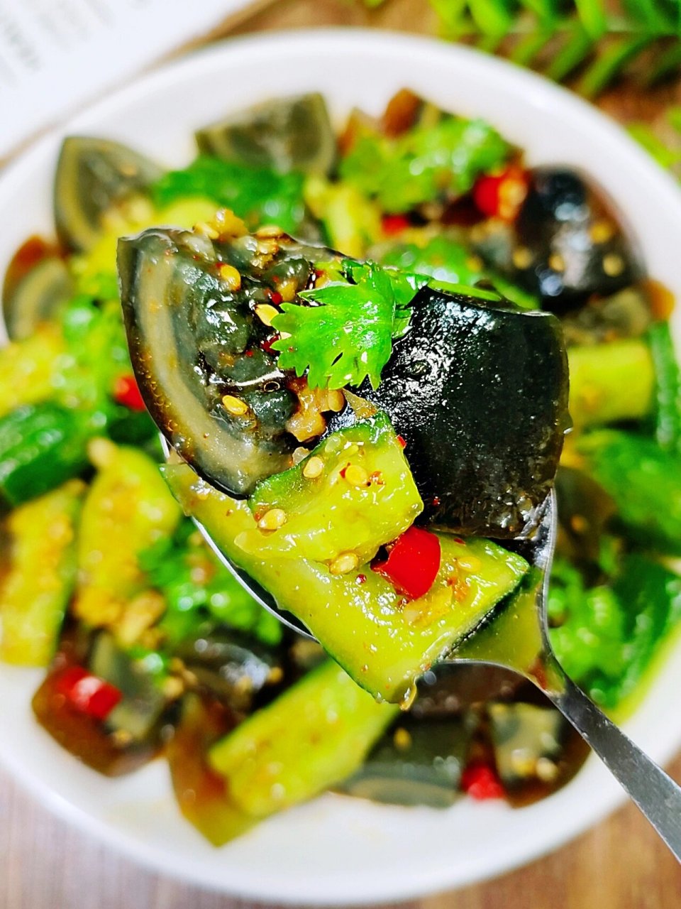 随手做的皮蛋拌黄瓜 我亲手制作的皮蛋拌黄瓜,口感清爽的黄瓜与软嫩的