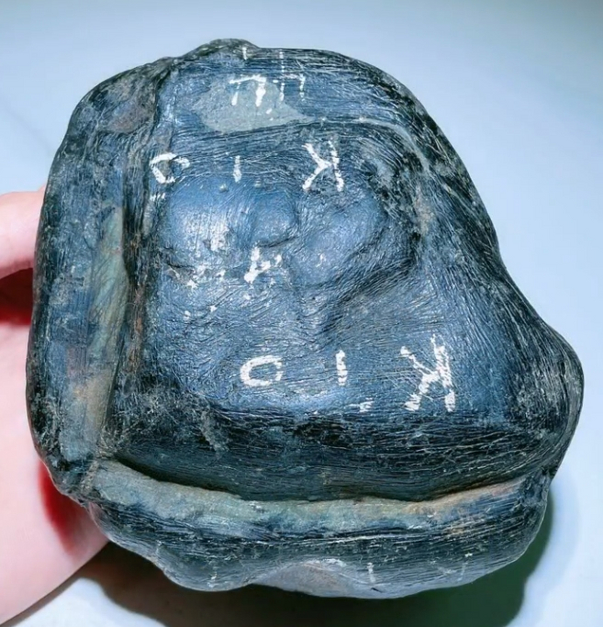 5公斤缅甸老坑莫湾基黑蜡皮手镯料  尺寸14-12-8厘米 块形规整 皮壳