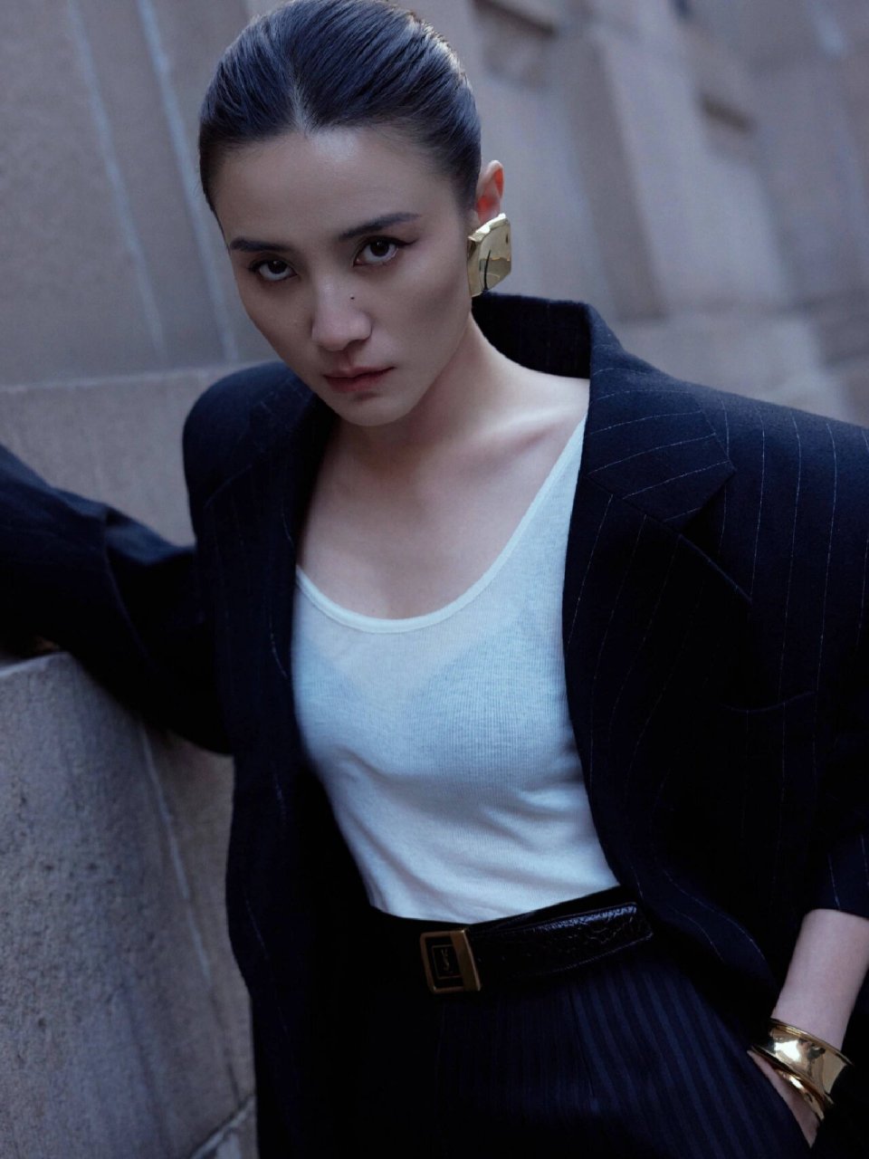 宋佳身穿ysl大宽肩  我在一场活动上看到了宋佳的身影,她身穿 ysl 大